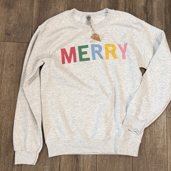 NWT Gildan Heathered Gray Sweatshirt with Colorful Merry Print - Picture 1 of 4
